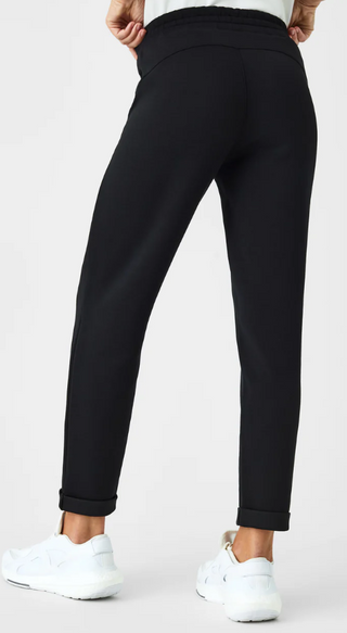 Airessentials Tapered Pant-Very Black